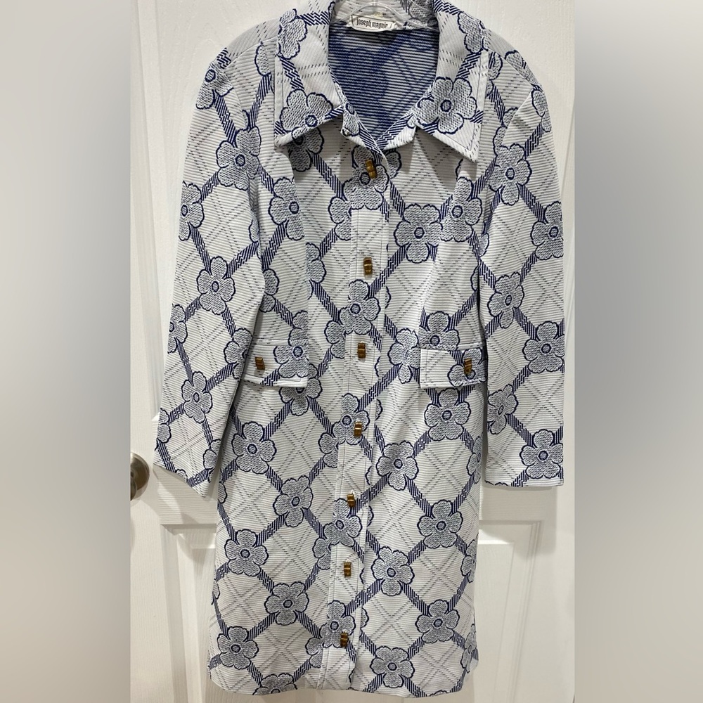 Vintage women’s Floral Button Down long coat in Blue and White print